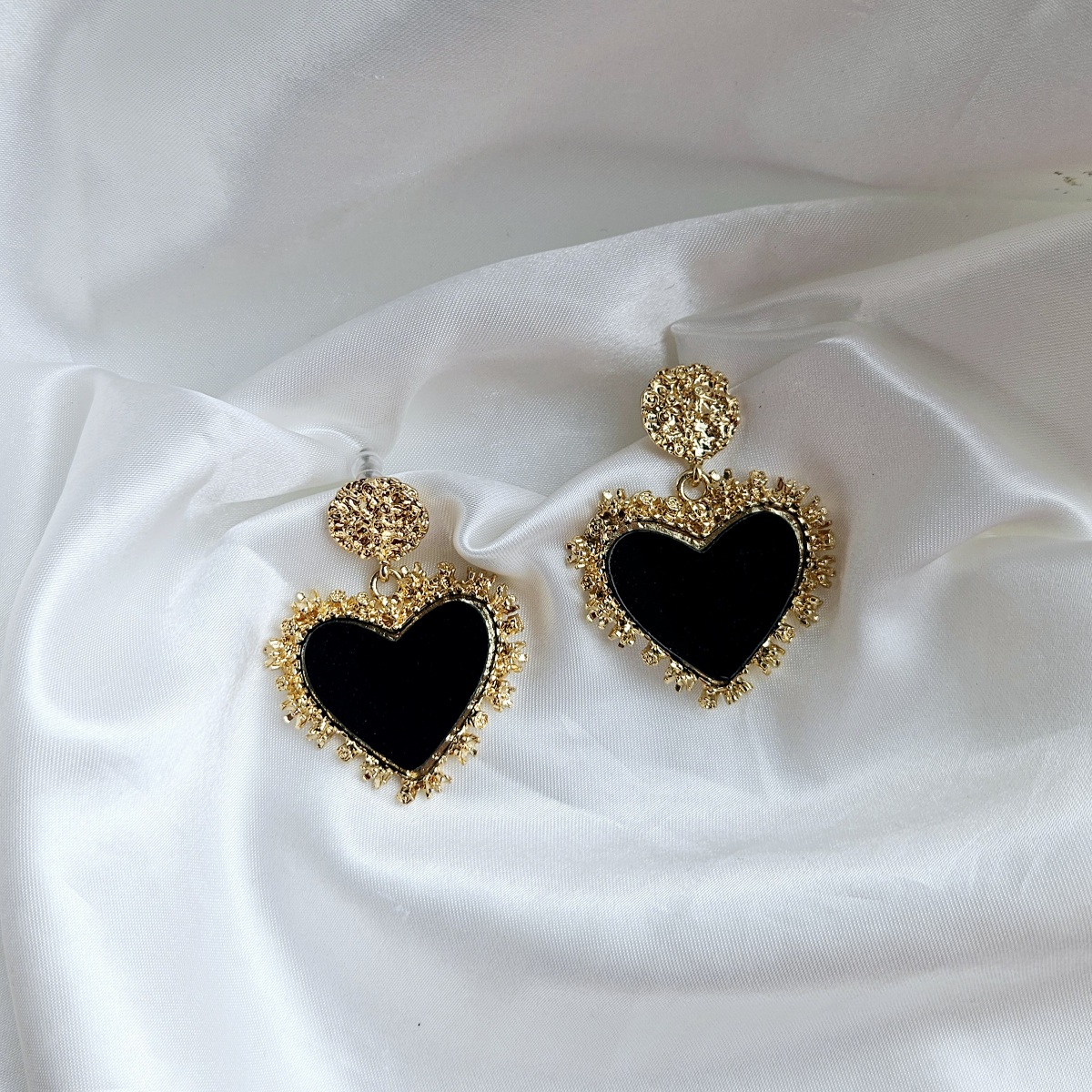 Masyvūs auskarai juodos širdys