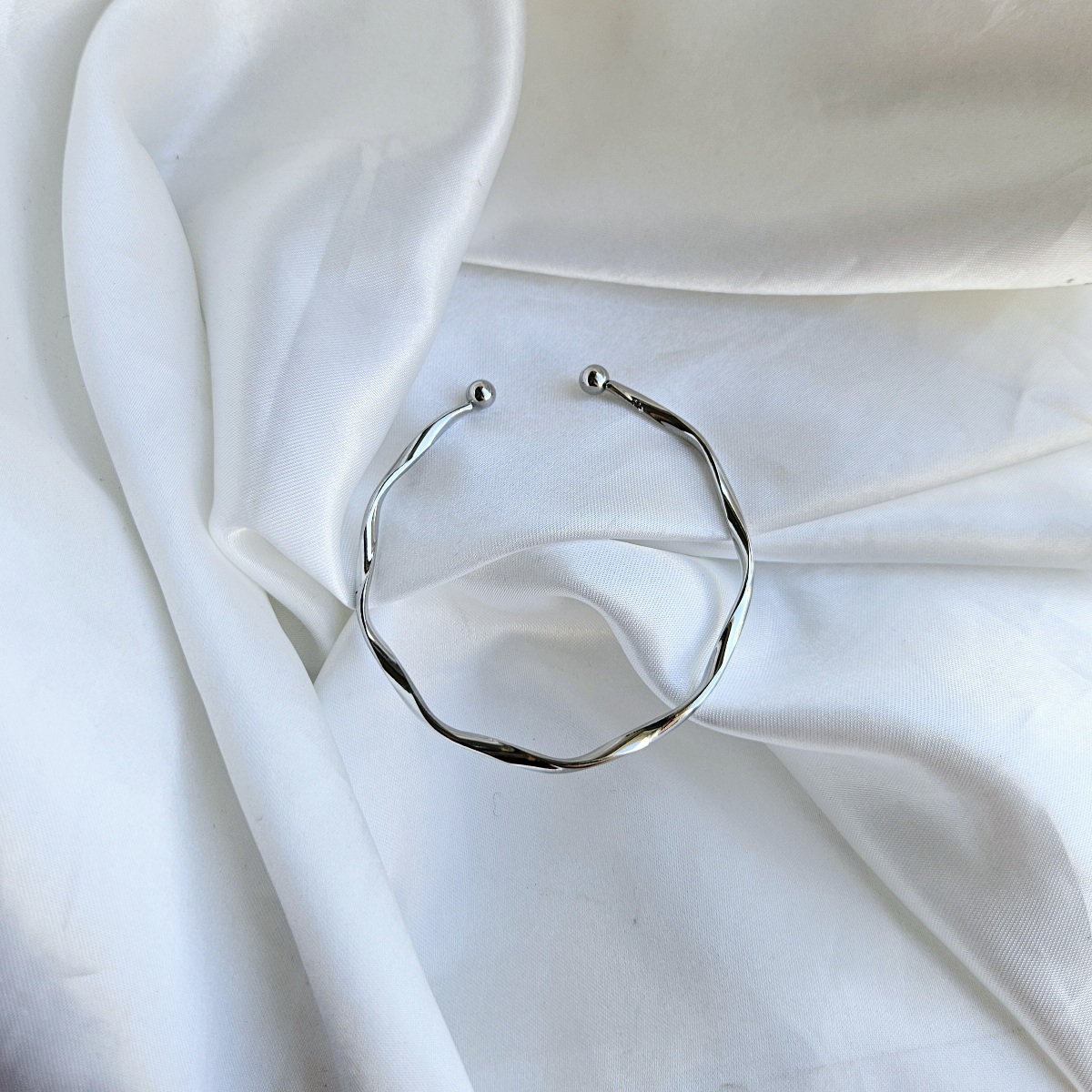Minimalistinė sidabro spalvos apyrankė